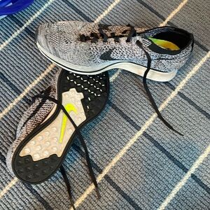 Nike Men’s flyknit size 7